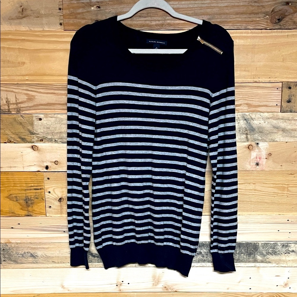 Banana Republic size Medium Black and Gray Striped Long Sleeve Soft Sweater